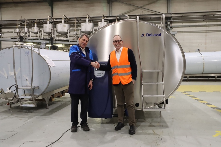 Eric Boittin (à esquerda) com Paul Lögfren (à direita) em frente a um resfriador DeLaval fabricado da SERAP em Gorron.