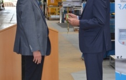 cO senhor Frédéric Veaux, alto funcionário de Mayenne (à direita)                         entrega a medalha de Mérito Agrícola ao senhor Michel Boittin (à esquerda)