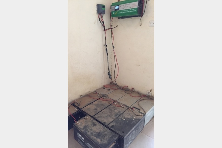 Baterias ligadas a painéis solares do centro de recolha - Senegal